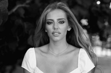 Güzel kadın yüzü. Güzel, narin, genç bir kadın, açık havada şehvetli görünüyor. İlkbaharda ya da yaz döneminde alımlı, zarif ve seksi bir bayan. Makyajlı genç bir kadının şefkat portresi