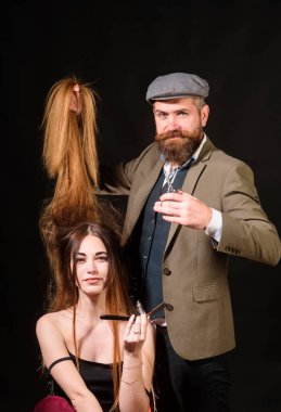 Uzun saçlı. Sarışın esmer uzun saçlı. Erkek kuaför ve güzel kadın. Güzellik ve sağlıklı saç. Güzellik modeli ile erkek kuaför