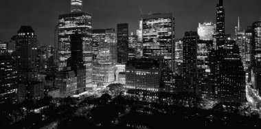 Gece New York, Manhattan 'ın ünlü üst manzarası. Manhattan gecesi yukarıdan. Gün batımında Manhattan Panoraması. Alacakaranlıkta New York silueti. New York 'un ünlü binası. New York 'ta gece trafiği. Aşağı Manhattan