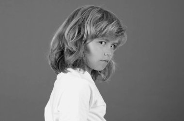 Stüdyoda izole edilmiş öfkeli çocuk portresi. Kızgın çocuk kızgın ifadesiyle çocuğu üzdü.