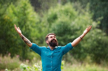 Rahatlama ve olumlu düşünme. Fırtınalı hava. Yağmur altında sakallı adam. Sonbahar yağmuru