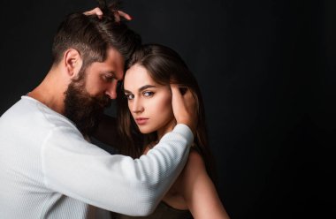 Tutkulu adam nazikçe arzu ile güzel kadın öpüşme. Genç çift tutkulu yoğun seks yapıyor. Samimi ilişki ve cinsel ilişki. Genç aşıklar çift