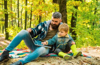 Baba ve oğul kavramı. Üst bebek öğretmek. Mutlu baba ve oğul açık sonbahar parkta vakit ile. Çocuk ve babası sonbahar park vardır. Baba ve çocuk gülüyor