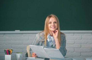 Sınav hazırlayan öğrenci, okulda kitap okuyor ve dersler öğreniyor.