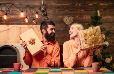 Noel partisi. Hediye duygular, Noel insanlar. Aşık bir çift. Genç güzel gülümseyen bir çiftin portresi. Noel Çift