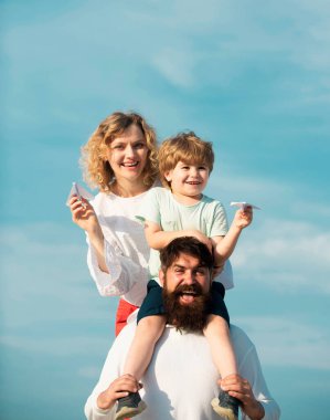 Mutlu neşeli aile eğlenmek havada küçük çocuk çocuk kusuyor. Yaz alanında çocuk ile Mutlu aile - uçan kavramı hayal. Mutlu aile tatilde