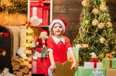 Mutlu çocuk hediyeyle eğleniyor. Kış çocuğu. Çocuklar için kış teslimatı. Noel hediyesi kutulu mutlu çocuk. Noel ağacının yanında şirin bir çocuk.