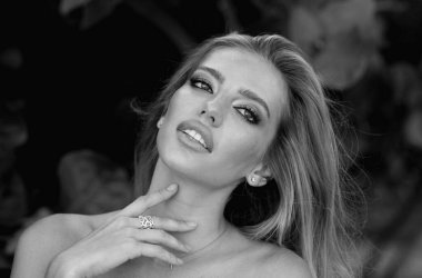 Genç kadın ve bahar doğası. Yazın güzel genç bir bayanın açık hava portresini çek. Genç ve güzel bir kadın şehvetli görünüyor.