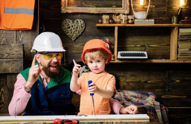 Baba ve oğul, mimarlık ya da inşaat sektöründe kariyer hayalleri kuruyor. Çocukluk, çocuk büyütme kavramı