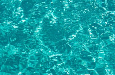 Su arka planı, dalgalanma dalgaları. Mavi yüzme havuzu deseni. Deniz yüzeyi. Yüzme havuzunda su ve güneş yansıması. Kopyalama alanı olan pankart