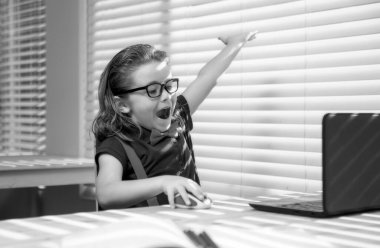 Çocuklar için eğitim ve mesafe eğitimi, evde eğitim. Evde internetten online eğitim sınıfını izleyen okul çocuğu.