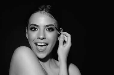 Kahverengi kaşları şekillendiren kadın model. Güzel kaşları olan kadın gözü. Mükemmel şekilli kaş, kaş jöleli kirpikleri. Kaşları boya.