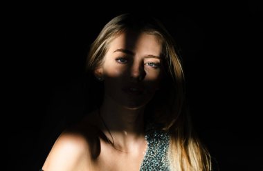 Çekici ve şehvetli görünen güzel kadın modelinin portresi. Siyaha izole edilmiş dramatik stüdyo ışığı olan güzel bir yüz. Tutkulu bir kız, çekici bir kadın model. Güzellik salonu