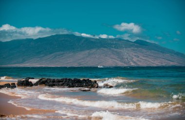 Mavi denizli tropik plaj arka planı. Tatil ya da yaz konseptinde rahatlama