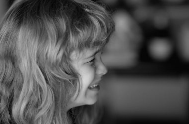 Yüzünde yaşlarla ağlayan çocuğu kapat. Yanağında yaşlarla ağlayan bir çocuk