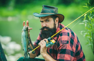 Olta ve balıklı balıkçı. Sakin ol ve balık tutmaya devam et. Gölde balık tutmaya. Olgun adam balık tutuyor. Nehirde balık tutan adam. Yaz tatili. Hobi ve spor aktivitesi