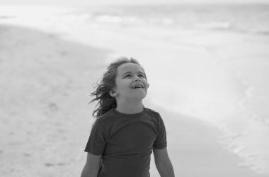 Heyecanlı çocuk. Etkileyici duygusal yüz. Çocuk yaz plajında oynuyor. Yaz tatilindeki küçük çocuk. Mutlu çocuk denizde dinleniyor. Yaz tatili kavramı. Çocuklar yaz seyahati ve macera