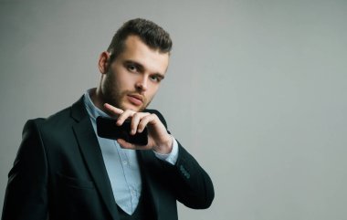 Büyük iş projesi. Akıllı telefonmuş. İş adamı finans analizi yapar. Güç adamı ve iş adamı. Akıllı telefon analizinden anlayan bir iş adamı. Telefon internetinde çalışan finans piyasası. İş yapmaya hazırım.