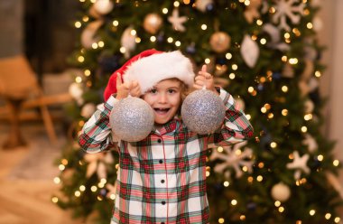 Noel 'de evde heyecanlı bir çocuk var. Küçük çocuk Noel 'i ya da yeni yılı kutluyor