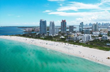 South Pointe Parkı 'nın havadan görünüşü. Miami Plajı. Florida mı? ABD. Miami sahilinde yaz tatili. Miami şehrinin havadan panoramik manzarası, binalar, marina, yatlar ve lüks daireler.