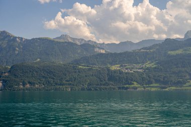 Alp dağları ve İsviçre 'deki gibi. İsviçre 'deki Alp Dağları Gölü. İsviçre Alplerinde bir göl. İsviçre 'nin doğası gereği panoramik. İsviçre göllerinin doğası. İsviçre manzarası