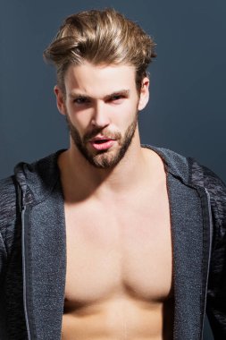Moda erkek modeli. Üstsüz vücutlu yakışıklı bir adam. Kas modeli. Güçlü, vahşi adam. Yakışıklı spor modelinin portresi. Çıplak vücutlu, çıplak vücutlu, yakışıklı bir genç. Seksi erkek model.