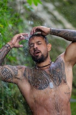 İyi sabahlar. Adam sabah uyandı. Güzel yüzlü bir adamın portresi. - Sabah sağlığı. Erkekler için sabah rutini