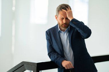 Yorgun adam baş ağrısından muzdarip. Aşırı yorgun adam migren ağrısı çekiyor. Sıkıcı iş adamında ofis sendromu var. Ofis çalışanı, yönetici ya da serbest çalışan birinin başı ağrıyor.