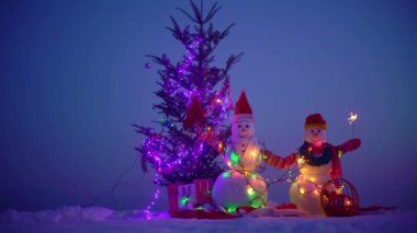 Mutlu Noeller ve mutlu yıllar. Gece kışında kardan adam. Karlı bir kış gecesinde kardan adam. Işıklı Kardan Adam Noel 'i. Geceleri kardan adam figürleri. Kış peri masalı. Sihirli kardan adam