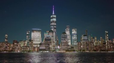 New York güzel gökdelenleri, New York, Birleşik Devletler. Manhattan 'ın ortasındaki New York şehrinin gökyüzü manzarası. ABD, New York, New York, Manhattan. Amerikan gece şehri. Manhattan silüeti