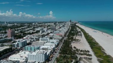 Miami Plajı, binaların ve okyanusun havadan görünüşü. Miami South Beach 'in hava manzarası. Florida 'da lüks daireleri ve su yolu olan Miami Plajı.