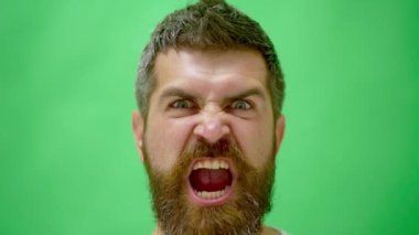 Farklı duygular simgelerle, karakterle yüzleşir. Erkek Yüzü Duyguları. Erkek Karakteri, Furrow Brows, Kızgın, Şok İfade. Stüdyo, kafası karışmış sakallı bir adamın portresi.