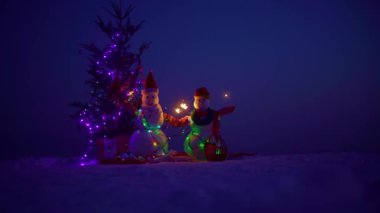 Kar Manzarası 'ndaki Kardan Adam. Mutlu Noeller ve mutlu yıllar. Gece kışında kardan adam. Karlı bir kış gecesinde kardan adam. Işıklı Kardan Adam Noel 'i. Geceleri kardan adam figürleri