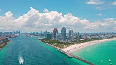Miami Sahili, Güney Sahili. Miami Beach silueti. Miami şehir manzarası, hava manzarası. Miami kıyı şeridi, kıyı, manzara, okyanus yakınlarındaki gökdelenler. ABD 'de lüks seyahat. Okyanus turkuaz plajı