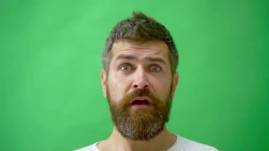 Şaşırmış yüz. Erkek Yüzü Duyguları. Erkek Karakteri, Kırışık Kaşlı Şaşkın Duygular İfadesi. Stüdyo, kafası karışmış sakallı bir adamın portresi. Şaşırtıcı heyecan Duygu