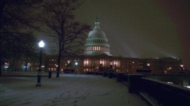 Kışın karlı havada meclis binası. Başkent demokrasisi ABD Washington DC 'de, Kongre binası ABD' de kuruluyor. Washington anıtı. ABD Kongresi. Capitol, ABD 'nin sembolüdür. Washington 'da gece kışı.