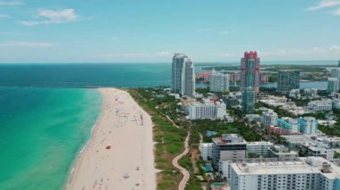 Güzel Miami Beach City 'nin havadan görünüşü, Florida, ABD. Güneşli bir günde Miami 'nin insansız hava aracı çekimi. Miami Plajı, harika binalar manzarası. Miami Sahili Panorama Manzarası, Güney Sahili, ABD