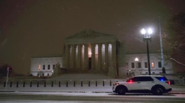 Amerikan Kongre Binası. Başkent demokrasisi ABD Washington DC 'de, Kongre binası ABD' de kuruluyor. Washington anıtı. ABD Kongresi. Capitol, ABD 'nin sembolüdür. Washington DC 'de gece kışı