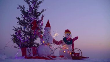 Kar Manzarası 'ndaki Kardan Adam. Mutlu Noeller ve mutlu yıllar. Gece kışında kardan adam. Karlı bir kış gecesinde kardan adam. Işıklı Kardan Adam Noel 'i. Geceleri kardan adam figürleri