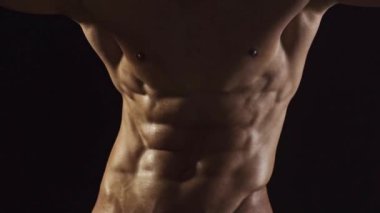 Güçlü erkek manken, seksi sporcu fitness kişisel antrenörü. Karın kasları, omuzları ve göğsü mükemmel. Gövdesi çıplak bir adam karın kası gösteriyor. Fitness adamı kas zindeliği gösteriyor.