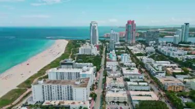 Miami sahili kıyı şeridinin hava manzarası. Miami Sahili Panorama Manzarası. South Pointe Parkı 'nın havadan görünüşü. Miami şehri. Güney Miami 'nin en iyi manzarası