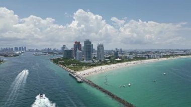 Miami Plajı. Florida mı? ABD. Miami sahilinde yaz tatili. Miami şehrinin havadan panoramik manzarası, binalar, marina, yatlar ve lüks daireler. Miami plaj silüeti, şehir ve sahil manzarası