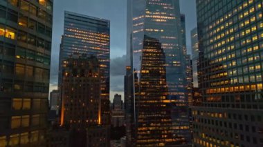Geceleri New York City Skyline, insansız hava aracı manzarası. İHA 'dan New York' a. New York City gökdeleni, Manhattan gökdelenleri olan şehir manzarası. Geceleri Manhattan 'da panoramik hava manzarası