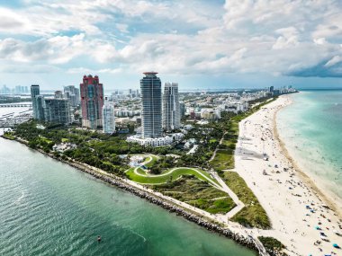 Miami 'ye git. Miami Sahili 'nin silueti tepeden. Miami sahil şeridi. Miami Beach Florida 'daki lüks dairelerin panoramik manzarası. Surfside Sahilinin Hava Görüntüsü