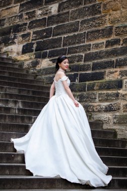 Asyalı gelin düğün gününde çok güzel görünüyordu. Güzel bir gelin, mükemmel bir düğün. Zarif genç gelin. Gelinin güzelliği. Rüya gibi bir düğünde güzel bir gelin