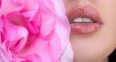 Şehvetli dudaklar. Kadın ağzı. Seksi dolgun ruj.