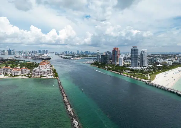 Miami 'nin siluetinin insansız hava aracı görüntüsü. Miami sahili hava manzaralı. Güney Sahili, Miami Sahili. Miami Beach, Florida 'daki South Pointe Parkı' nda hava manzarası. Florida 'da Amerikan turizmi