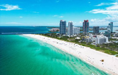 Miami Beach, South Beach, Florida, ABD. Miami sahili. Miami Plajı ve şehir manzarasının havadan görüntüsü. Miami Sahili 'nin sahil şeridi İHA' dan vuruldu.