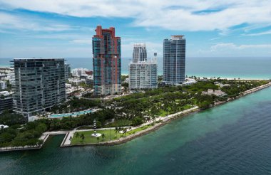 South Pointe Parkı 'nın havadan görünüşü. Miami Plajı. Florida mı? ABD. Miami sahilinde yaz tatili. Miami şehrinin havadan panoramik manzarası, binalar, marina, yatlar ve lüks daireler.