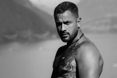 Güzel seksi erkek model. Üstsüz seksi vücudu olan yakışıklı bir adam. Kas modeli. Güçlü, vahşi adam. Yakışıklı seksi modelin portresi. Çıplak vücutlu yakışıklı genç adam, çıplak gövde. Seksi erkek model.